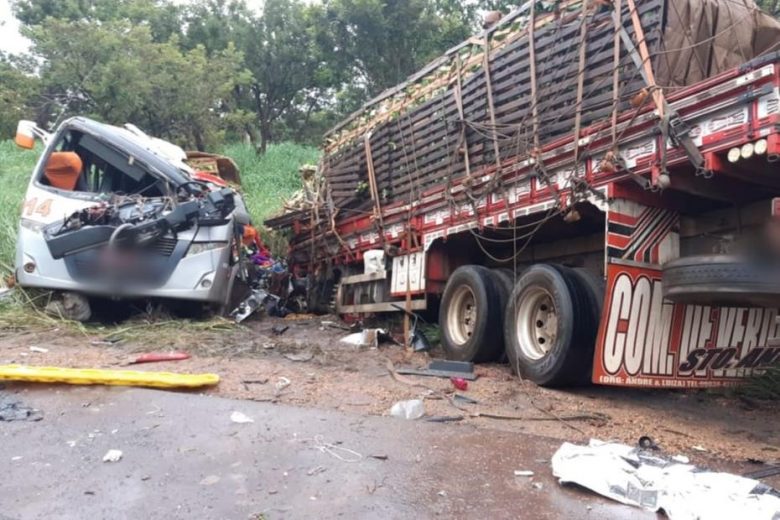 Acidente no norte de Minas deixa 11 mortos e 17 feridos Acidente no norte de Minas deixa 11 mortos e 17 feridos