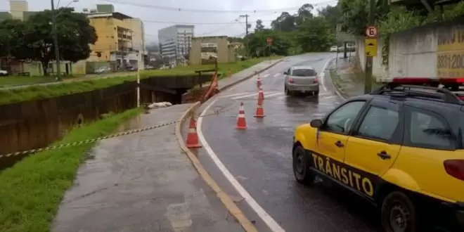 Trânsito é interditado na avenida Li Guerra, em Itabira