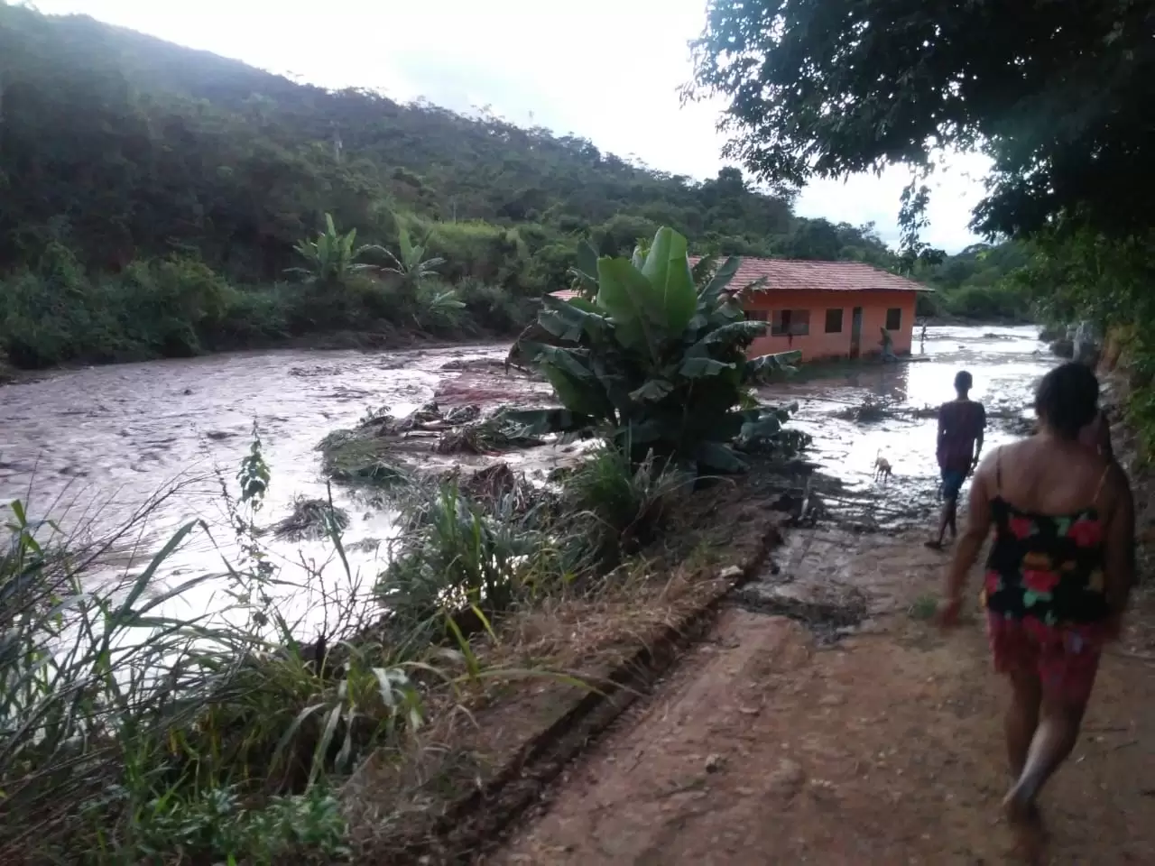 Barragem se rompe e causa danos a famílias no Vale do Jequitinhonha
