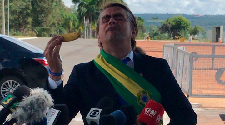 bolsonaro-ve-humorista-dar-bananas-a-jornalistas-e-nao-responde-sobre-pib-fraco