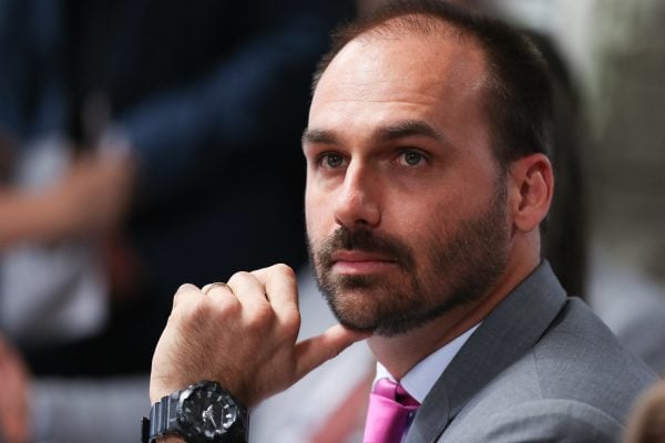 Eduardo Bolsonaro nega voltar ao Brasil mesmo após decisão favorável de Moraes