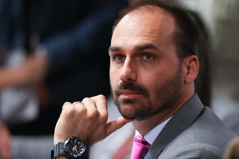 Eduardo Bolsonaro rebate críticas de Romeu Zema e acusa governador de defender “elite financeira”