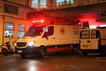 Jovem é socorrido após ser atingido por golpe de faca em Itabira