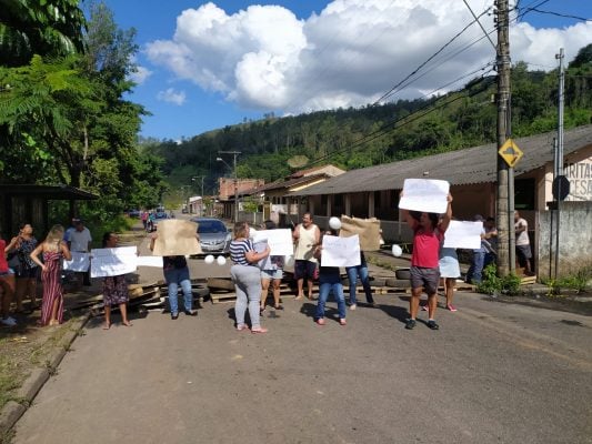 moradores-fecham-avenida-em-protesto-contra-a-prefeitura-em-monlevade