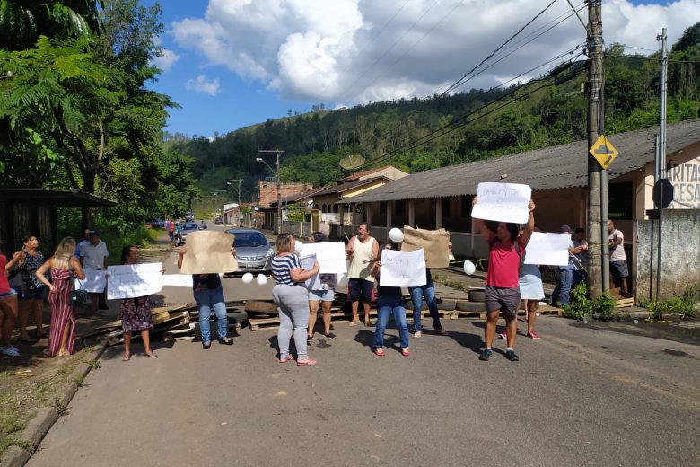 Moradores fecham avenida em protesto contra a Prefeitura em Monlevade