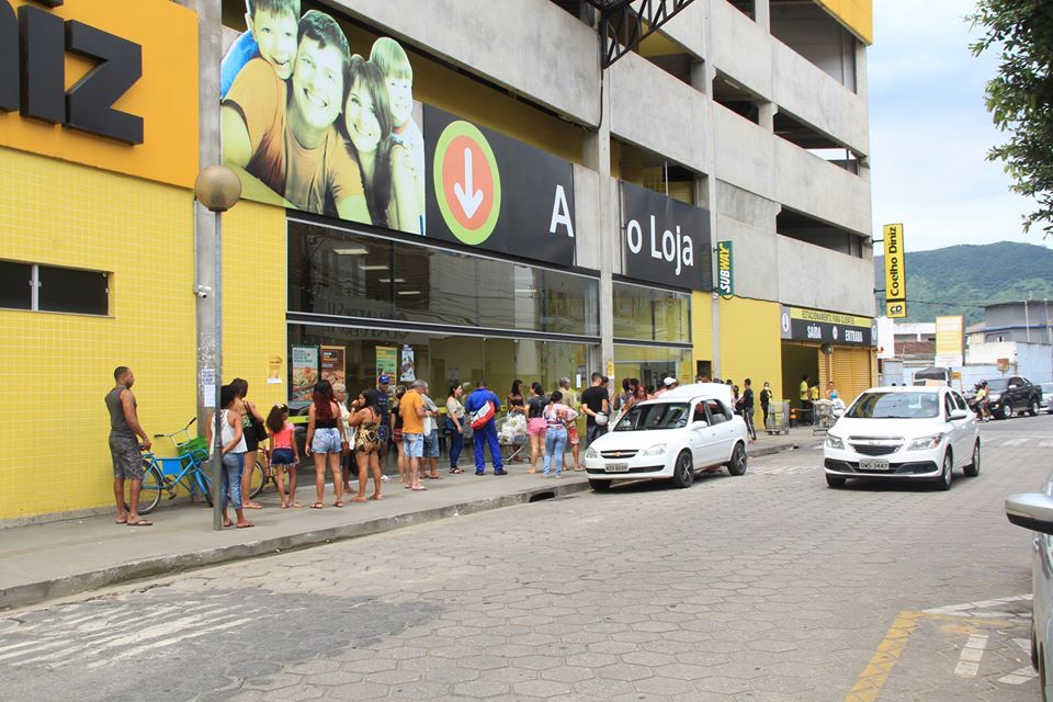 Promoção provocou aglomeração de pessoas no lado de fora do supermercado - Foto: Acom/PMCF