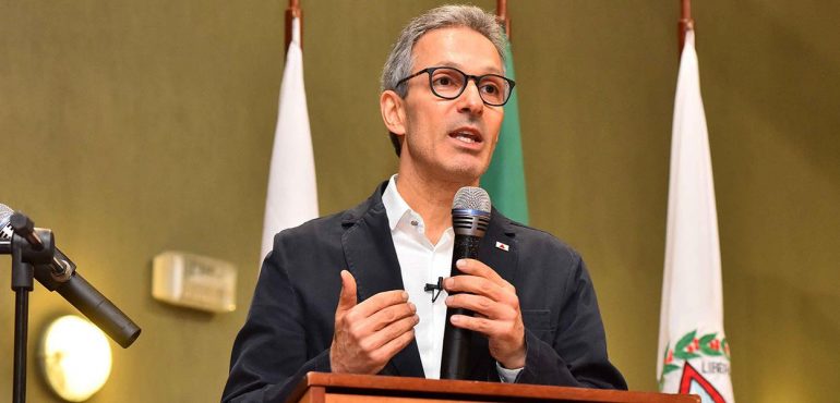 Romeu Zema entrega ambulâncias em Guanhães nesta segunda (8)