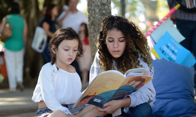 Avó aprende a ler com aulas online do neto de sete anos em Santa Catarina