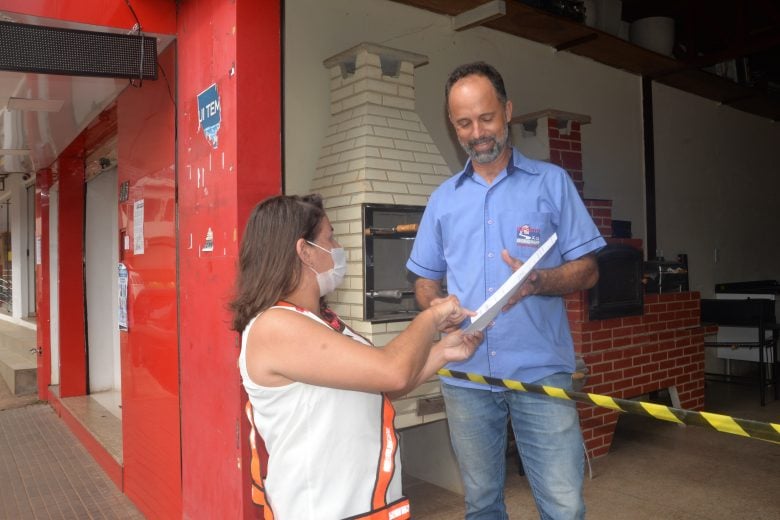 Agentes de combate ao coronavírus orientam comerciantes em São Gonçalo