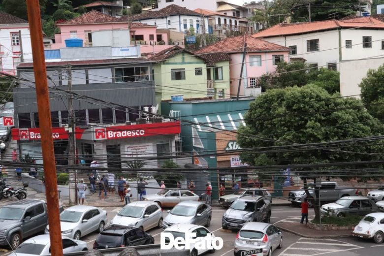 Mesmo após primeira morte por coronavírus, Centro de Itabira continua lotado