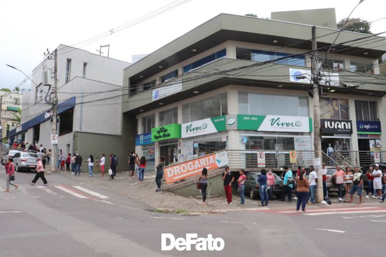 Após fechar por suspeita de coronavírus em funcionária, Caixa reabre com fila gigantesca