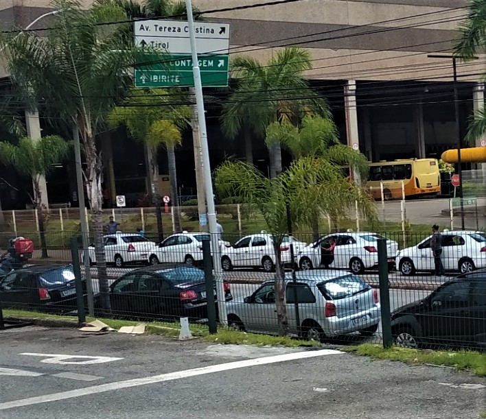 Taxistas e motoristas de aplicativos relatam dificuldade econômica devido pandemia