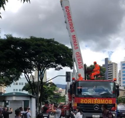 "Vocês nunca estarão sozinhos", diz bombeiros aos profissionais da saúde que combatem o coronavírus
