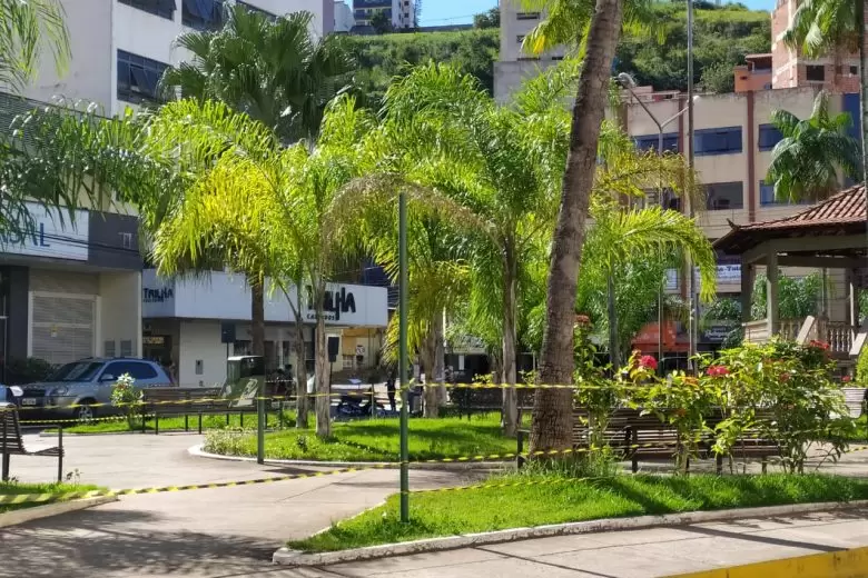 Prefeitura de Monlevade fecha acesso às praças centrais devido pandemia Prefeitura de Monlevade fecha acesso às praças centrais devido pandemia