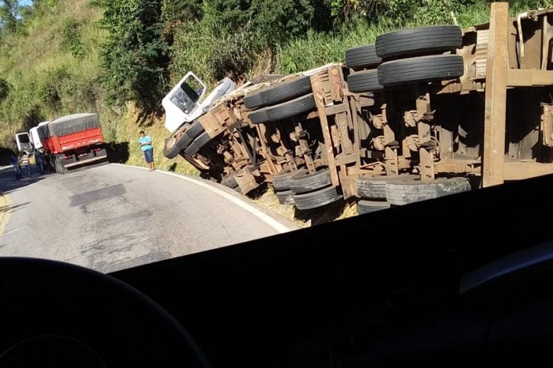 Carreta tomba na BR-381, em São Gonçalo do Rio Abaixo