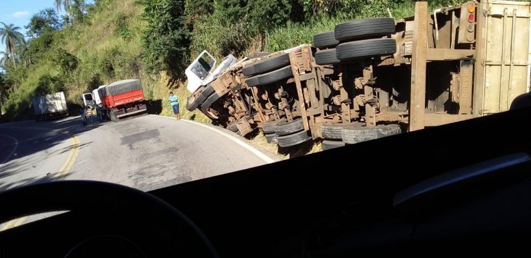 Carreta tomba na BR-381, em São Gonçalo do Rio Abaixo