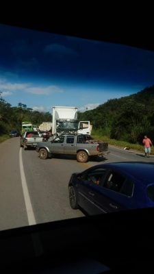 acidente-com-carreta-e-carros-faz-vitimas-e-trava-transito-na-br-381 (1)