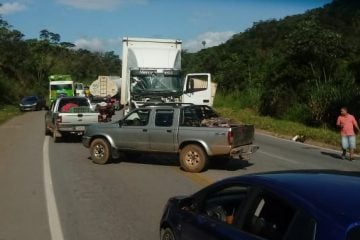 Acidente com carreta e carros faz vítimas e trava trânsito na BR-381