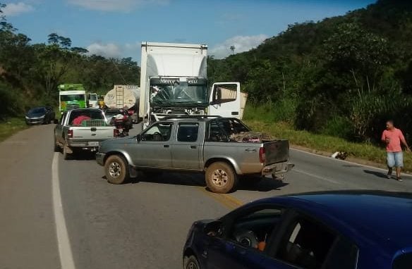 Acidente com carreta e carros faz vítimas e trava trânsito na BR-381