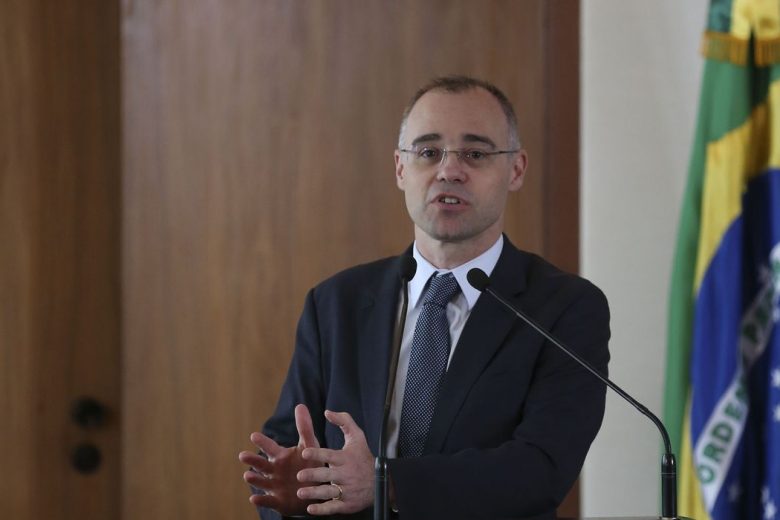 Bolsonaro nomeia André Mendonça para a Justiça e Ramagem para a PF