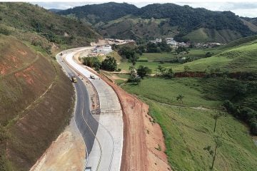 Acidente entre três caminhões e um carro fecha a BR-381