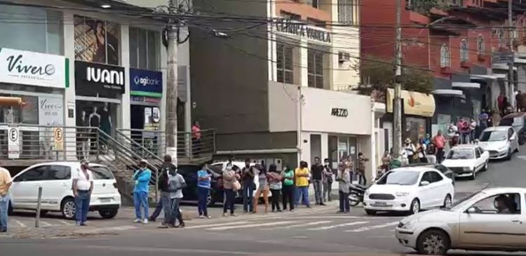 fila-caixa-itabira-auxílio-emergencial
