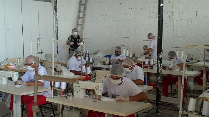 Presidiários de Minas fazem mais de 100 mil unidades máscaras