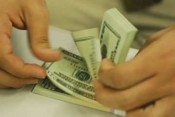 Dólar encosta em R$ 5,45 após resultados da economia americana