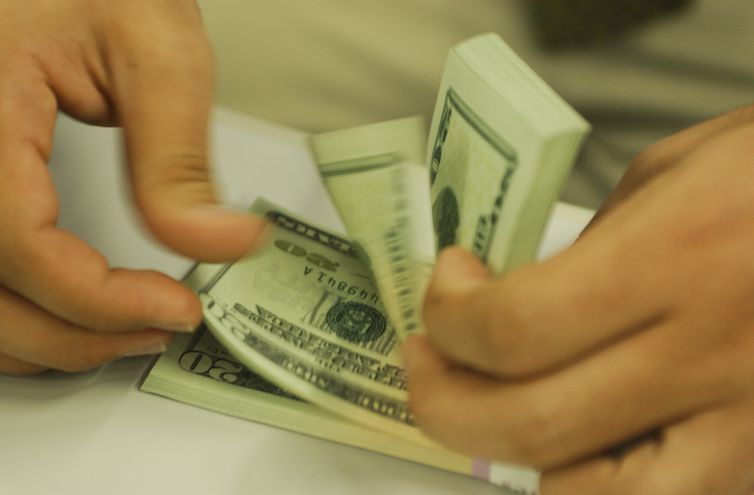 Dólar encosta em R$ 5,45 após resultados da economia americana Dólar encosta em R$ 5,45 após resultados da economia americana