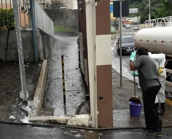 Prédio onde morreu primeira vítima do coronavírus em Itabira é desinfectado