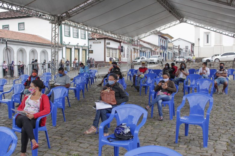 Prefeitura de Mariana monta estrutura para evitar aglomerações próximo à Caixa