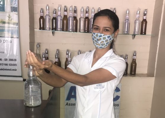 ADEC distribui álcool gel e ajuda na prevenção da Covid-19