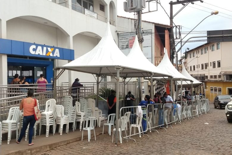 Filas em frente a Caixa são organizadas com tendas e cadeiras em Conceição