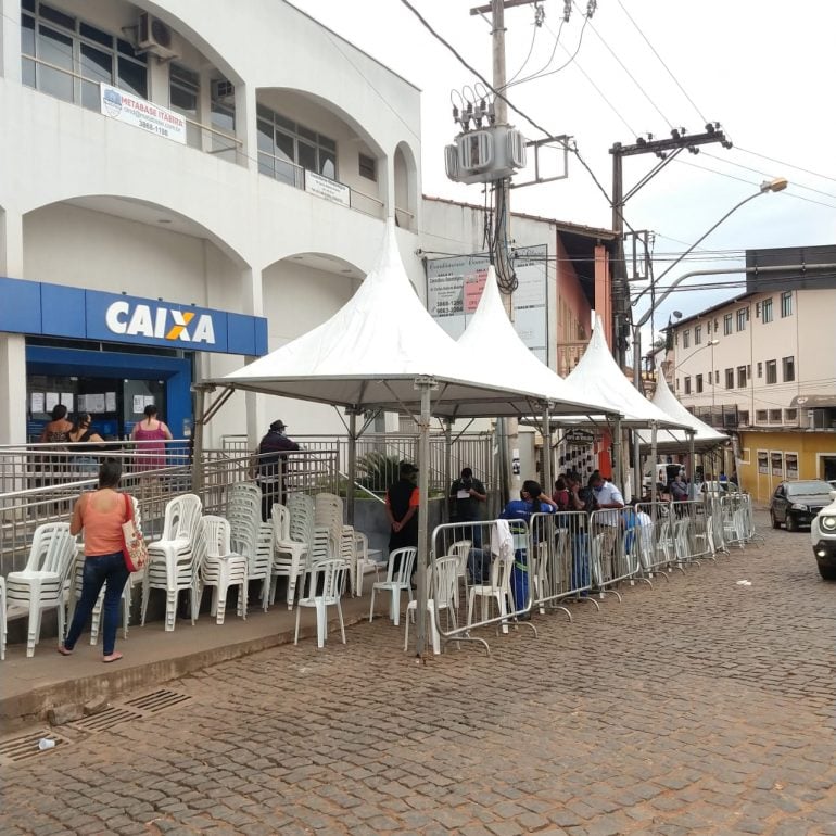 Filas em frente a Caixa são organizadas com tendas e cadeiras em Conceição