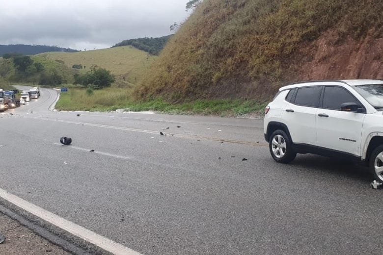 Acidente entre carros e moto provoca morte na BR-381