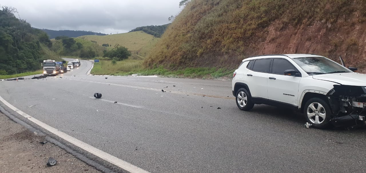 Acidente entre carros e moto provoca morte na BR-381