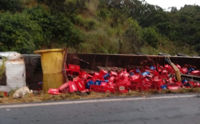 carreta-carregada-com-cerveja-tomba-e-duas-pessoas-ficam-feridas-na-mgc-12