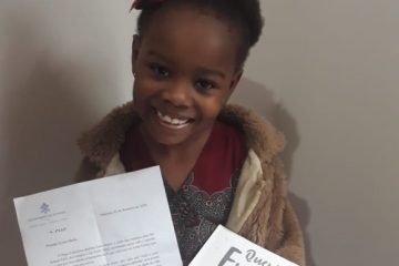 Em meio à pandemia, itabirana de seis anos recebe nova carta do Papa Francisco