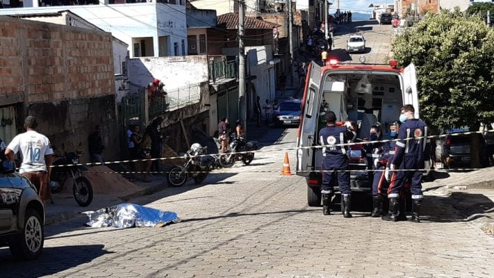 tiros na cabeça morto