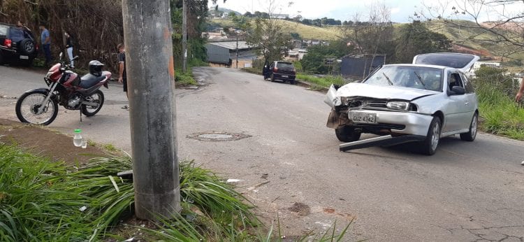 carro bate contra poste criança