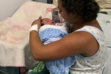 Mãe reencontra filha recém-nascida que foi roubada da maternidade; veja vídeo
