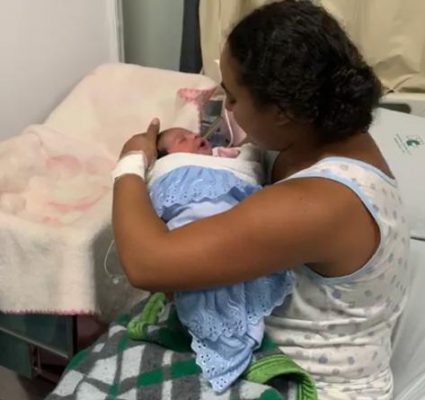 Mãe reencontra filha recém-nascida que foi roubada na maternidade; veja vídeo