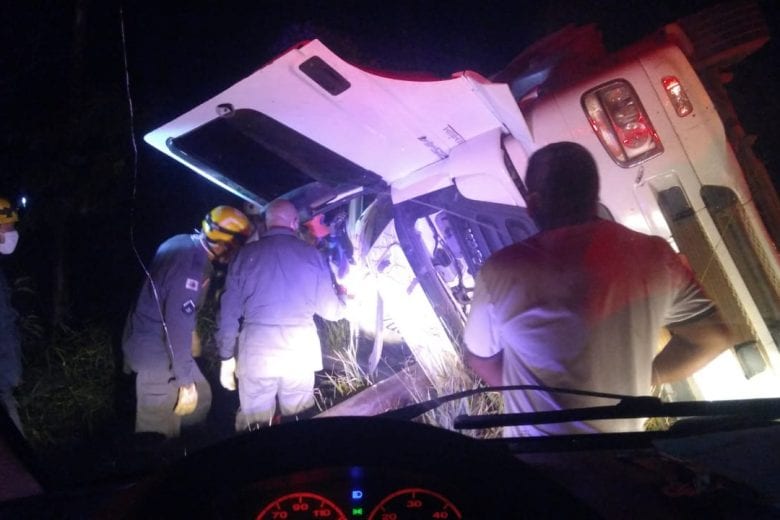 Motorista morre após tombar carreta na MG-129 em Catas Altas