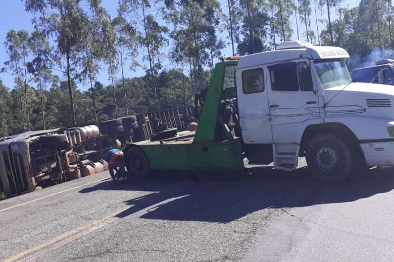 Carreta tomba no Corte de Pedras e complica o trânsito na BR-381