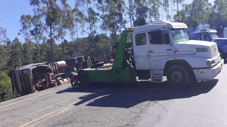 Carreta tomba no Corte de Pedras e complica o trânsito na BR-381