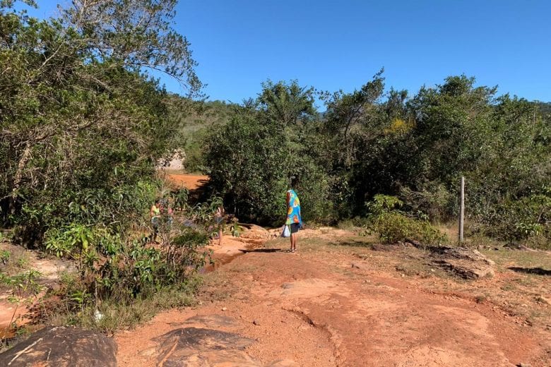 Banhistas desrespeitam decretos e visitam cachoeira em Conceição