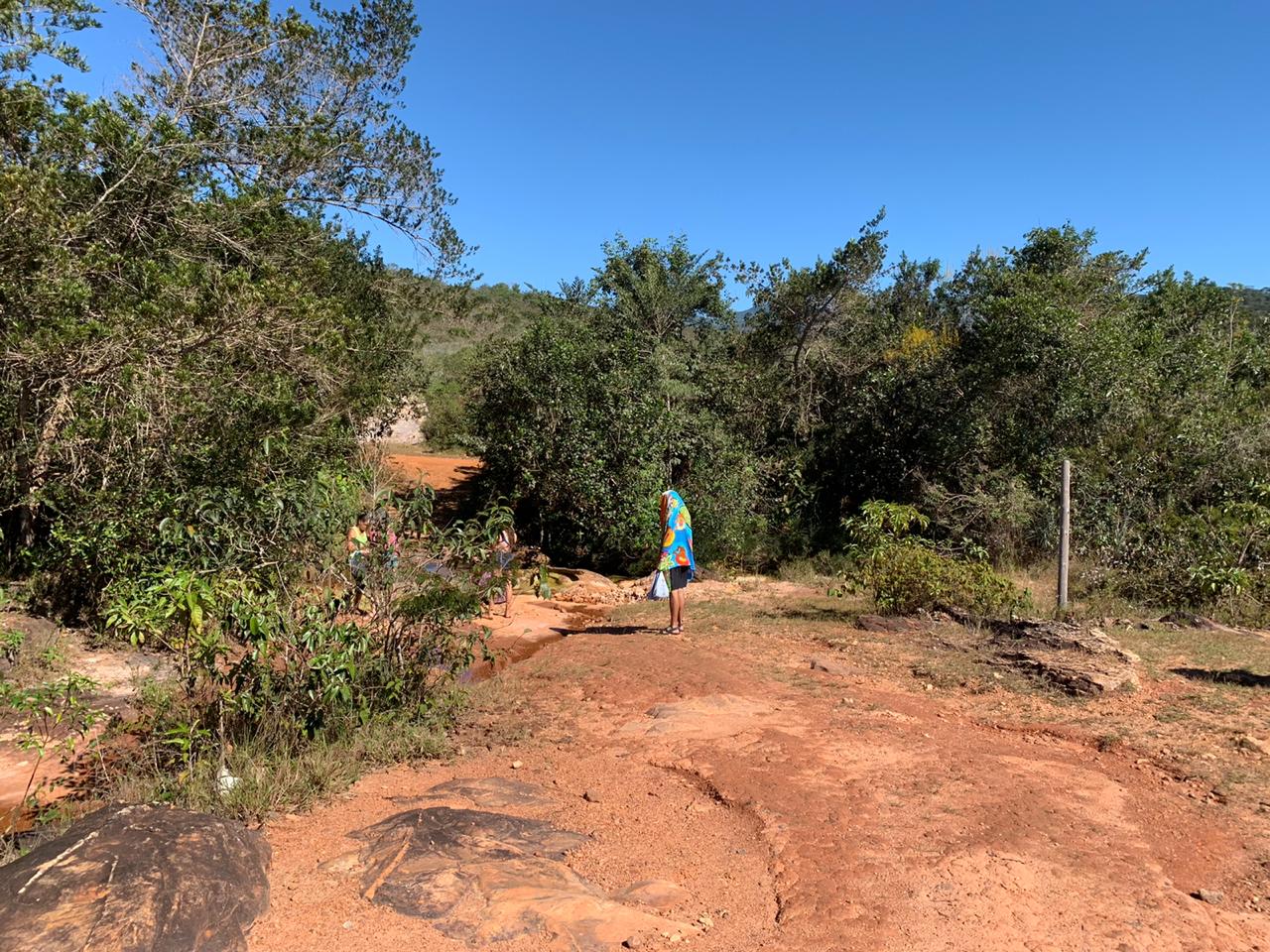 Banhistas desrespeitam decretos e visitam cachoeira em Conceição