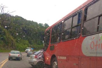 Colisão entre carro e ônibus deixa vítimas e complica o trânsito na BR-381