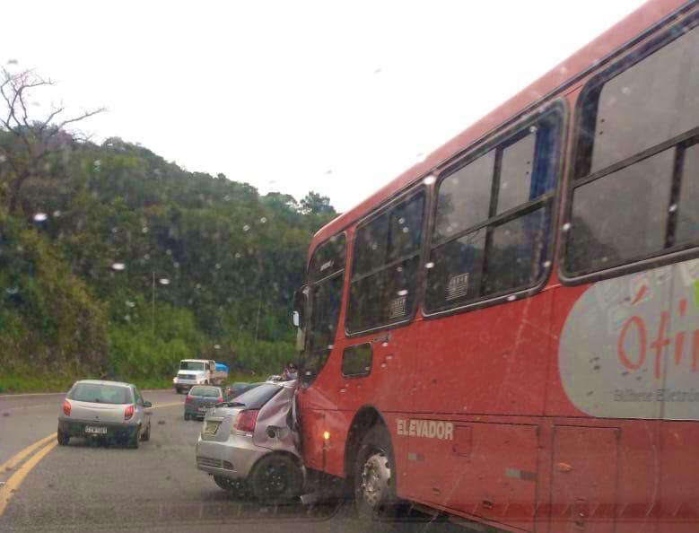 Colisão entre carro e ônibus deixa vítimas e complica o trânsito na BR-381