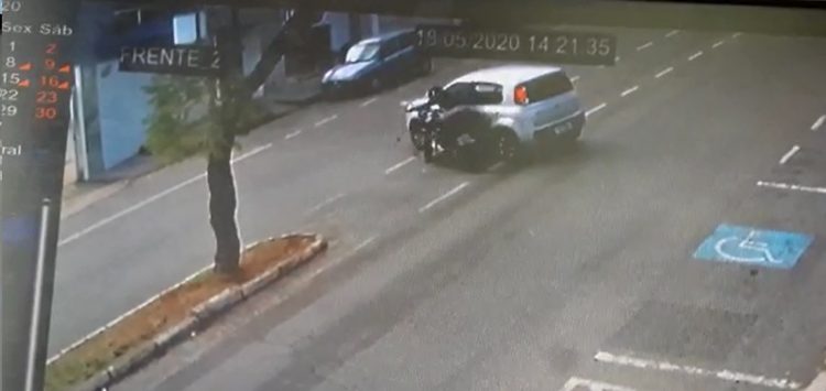 Acidente envolvendo carro e moto